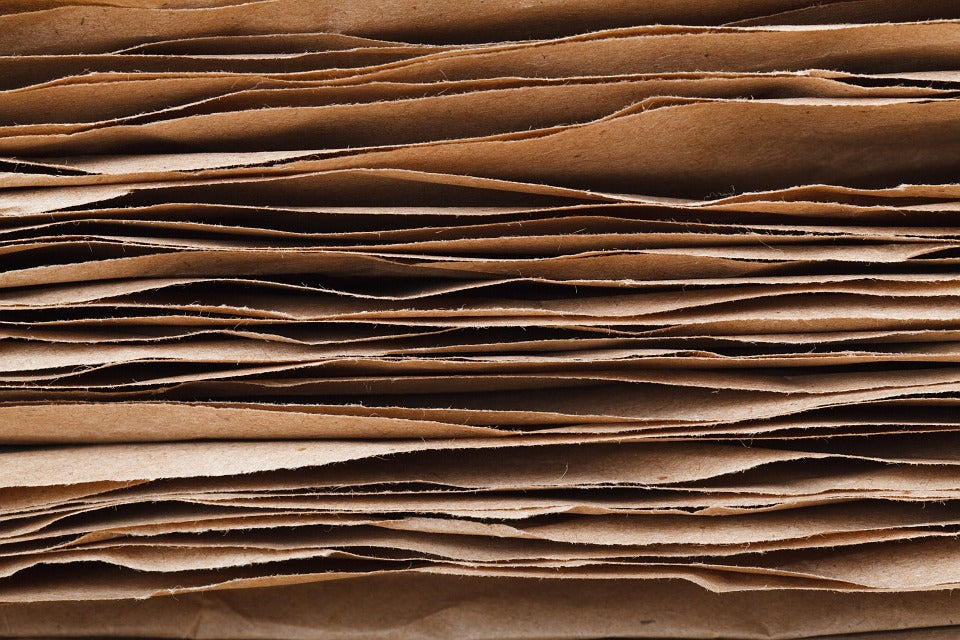 Natur-Papierstapel von der Seite