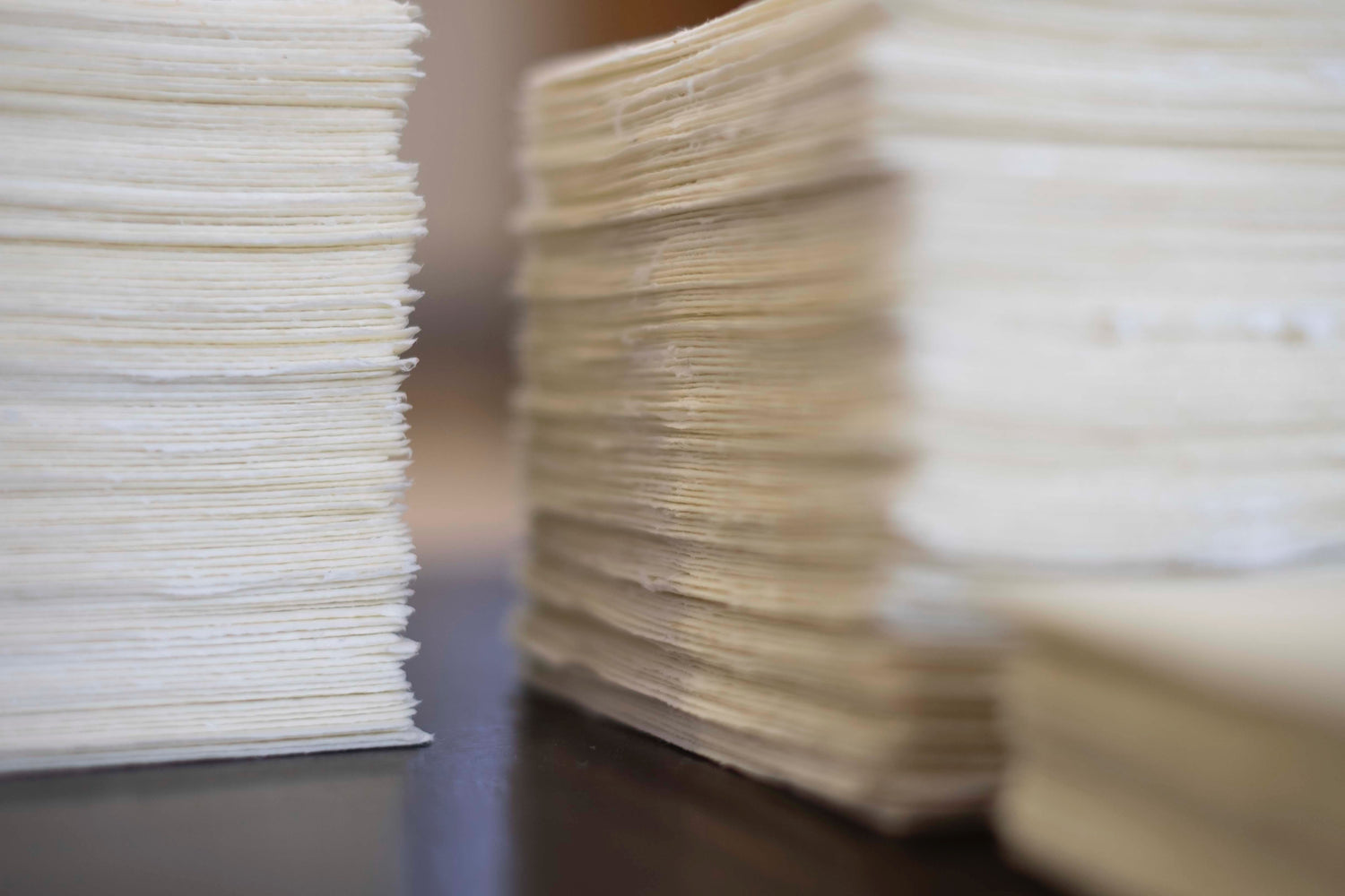handgeschöpftes Büttenpapier Stapel weiß mit Tiefenschärfe