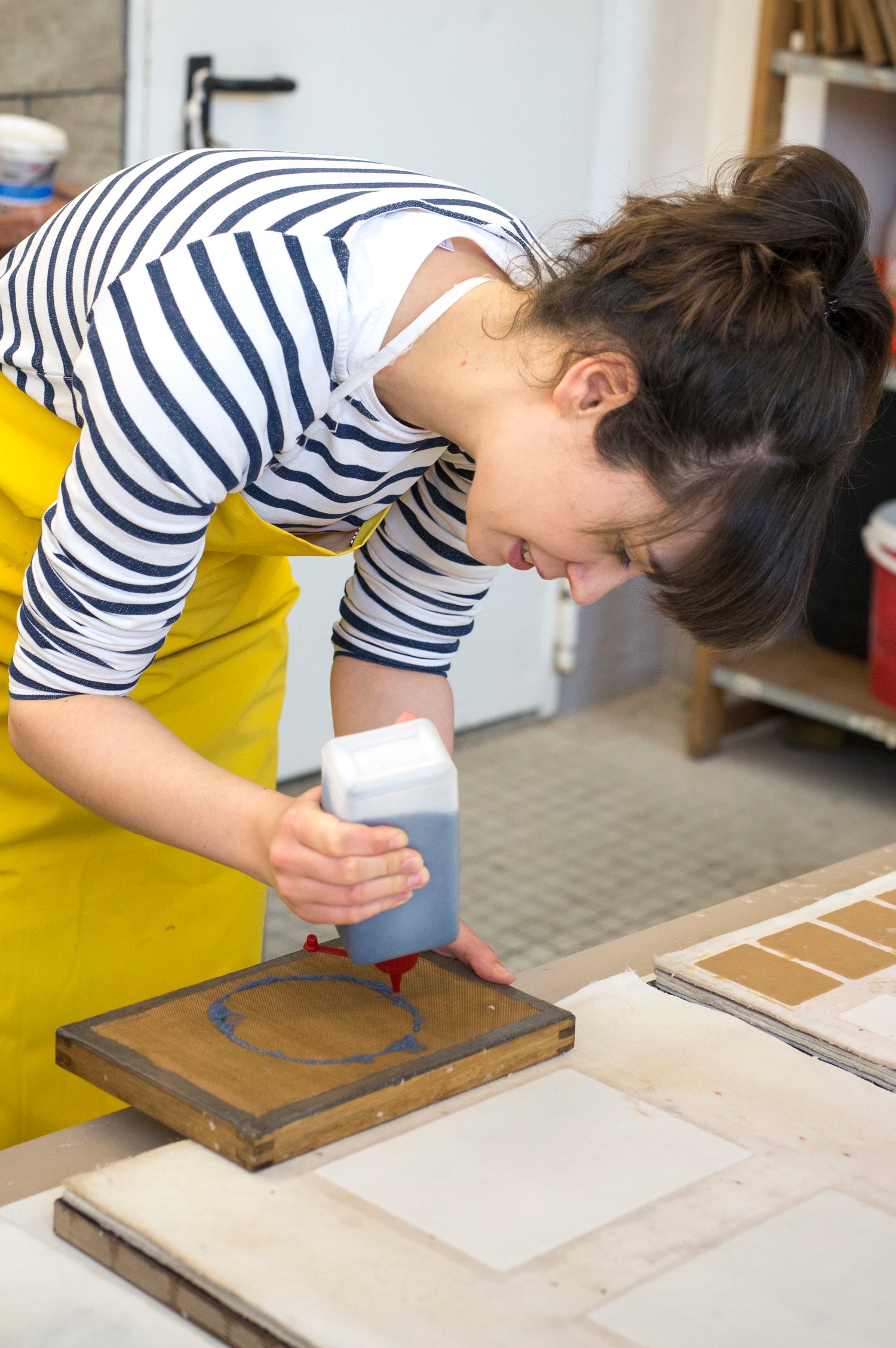 Frau beim Papierschöpfen mit kreativen Techniken