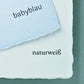 Detail handgeschöpftes Büttenpapier Farbvergleich babyblau auf naturweiß
