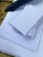 dekoratives Arrangement von violettem Büttenpapier mit Schreibfeder 