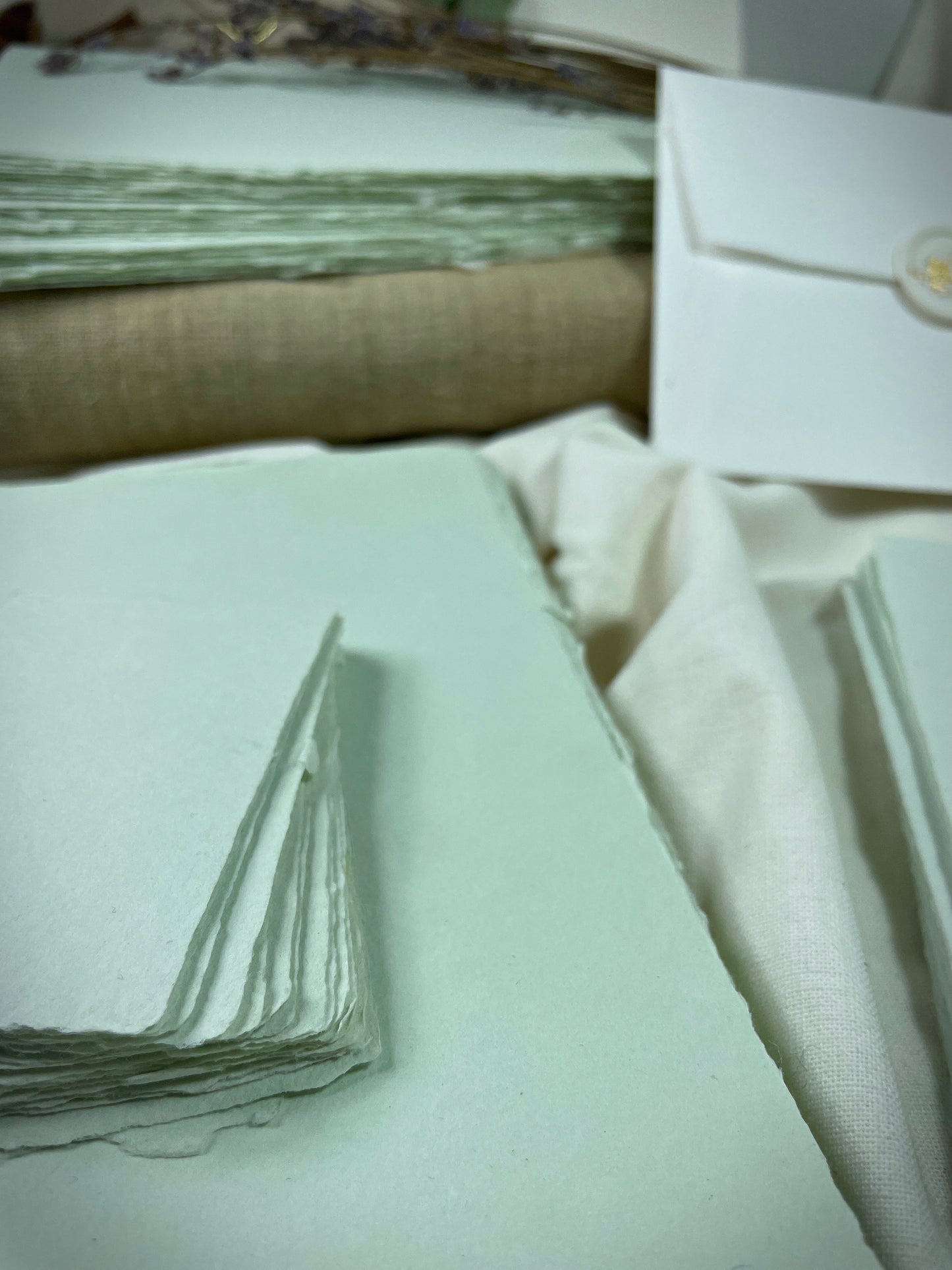 dekoratives Arrangement von mintfarbenem Büttenpapier 