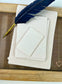 dekoratives Arrangement von braunem Büttenpapier mit Schreibfeder