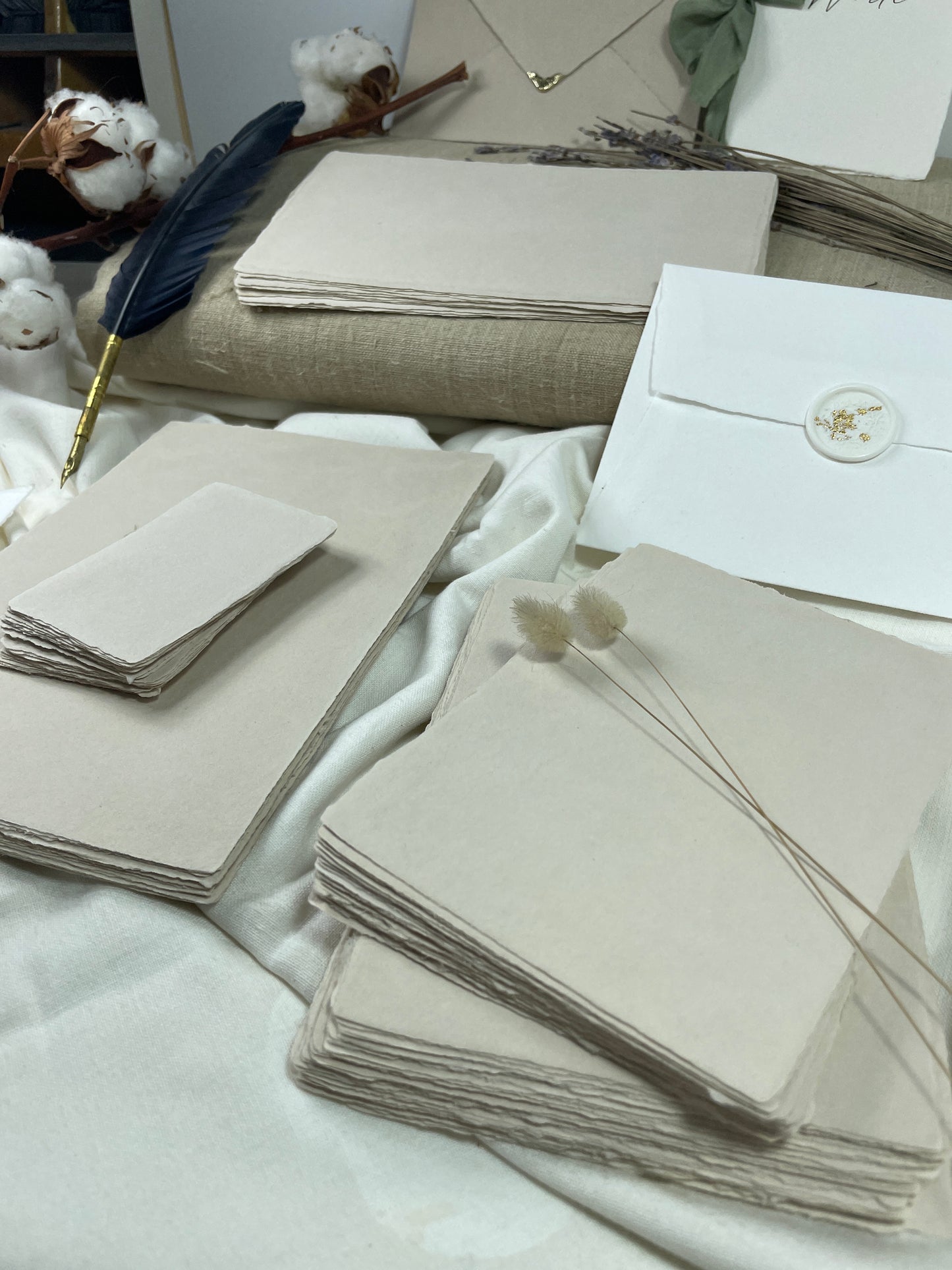 dekoratives Arrangement von braunem Büttenpapier mit Schreibfeder