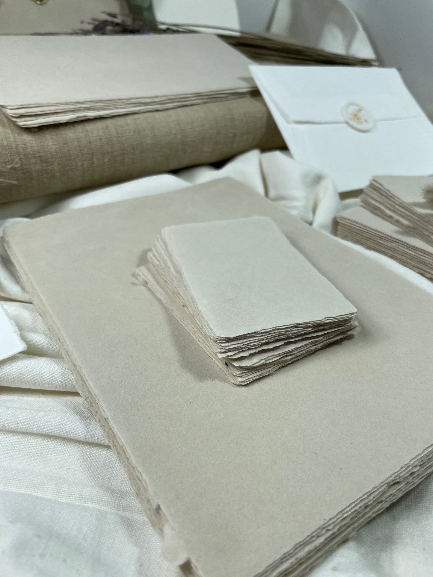 dekoratives Arrangement von braunem Büttenpapier