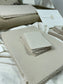 dekoratives Arrangement von braunem Büttenpapier