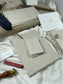 dekoratives Arrangement von braunem Büttenpapier mit Schreibfeder
