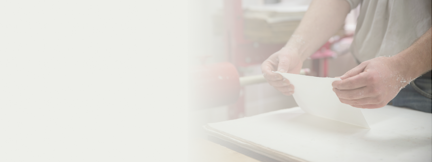 Produktion von handgeschöpftem Büttenpapier 