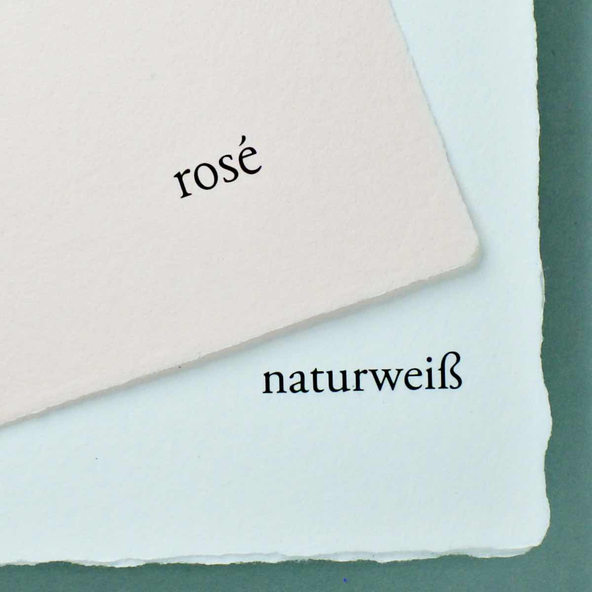 Detail handgeschöpftes Büttenpapier Farbvergleich rosé auf naturweiß