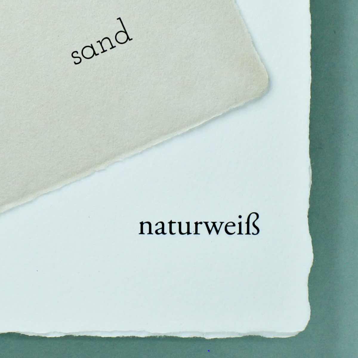 Detail handgeschöpftes Büttenpapier Farbvergleich sand auf naturweiß