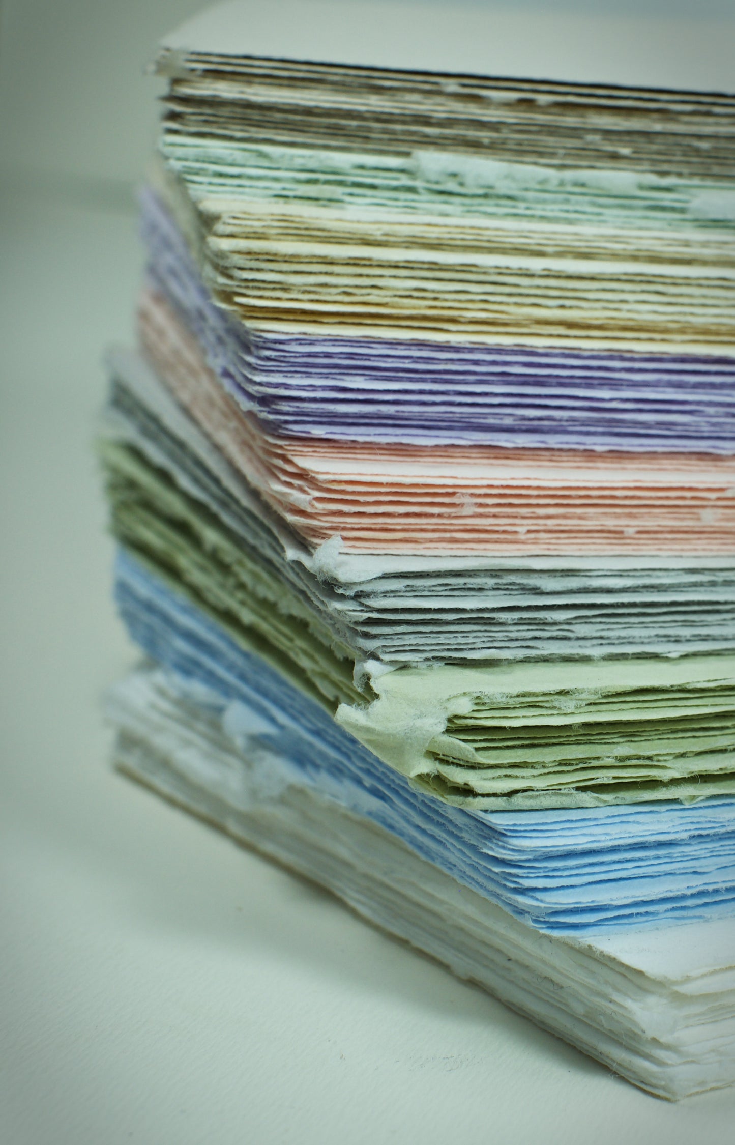 buntes handgeschöpftes Büttenpapier im Stapel