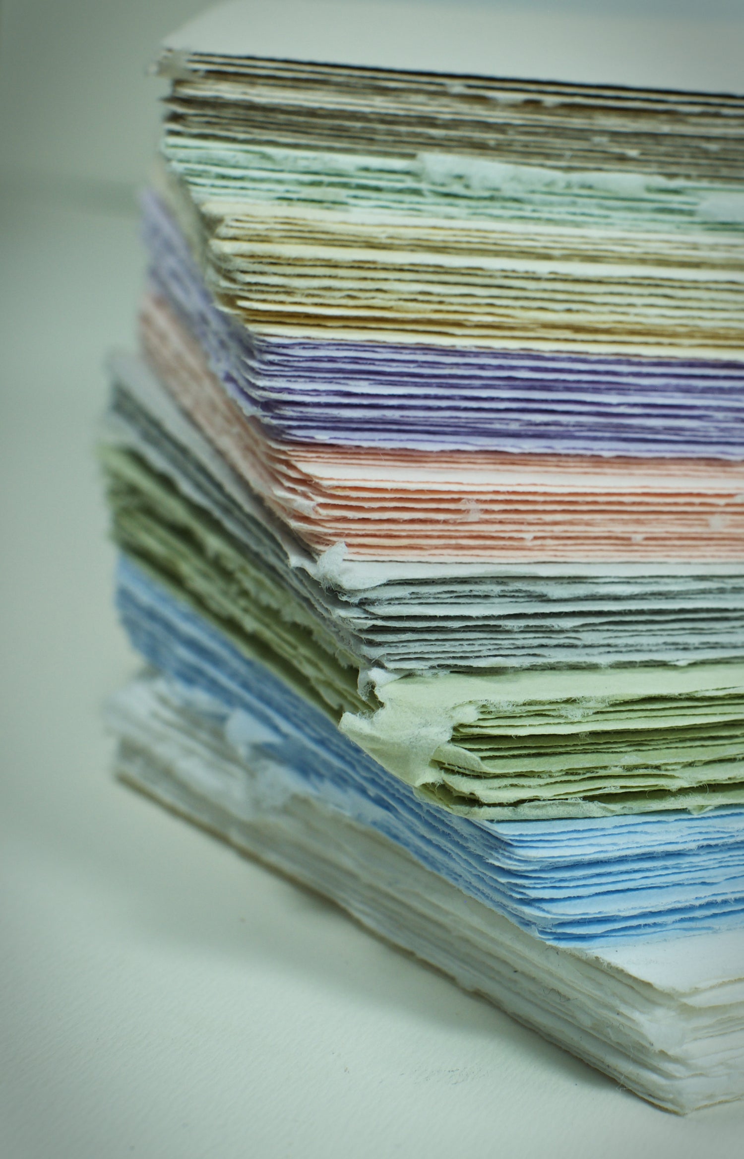 buntes handgeschöpftes Büttenpapier im Stapel