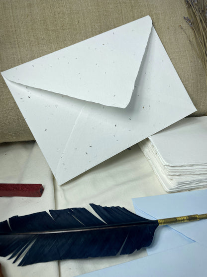 Büttenpapier Umschlag mit eingeschöpften Samen dekorativ fotografiert