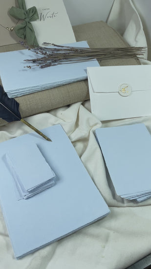 dekoratives Arrangement von blauem und weißem  Büttenpapier