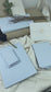 dekoratives Arrangement von blauem und weißem  Büttenpapier
